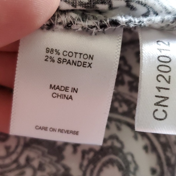 Beautiful black and white button up - Picture 5 of 8